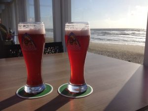 2 glaen bier op strand Egmond aan Zee